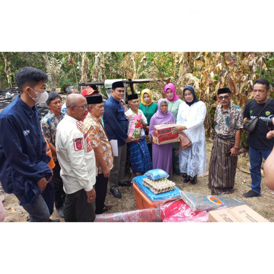 Bupati BARRU Bantu Korban Kebakaran di Desa Siddo