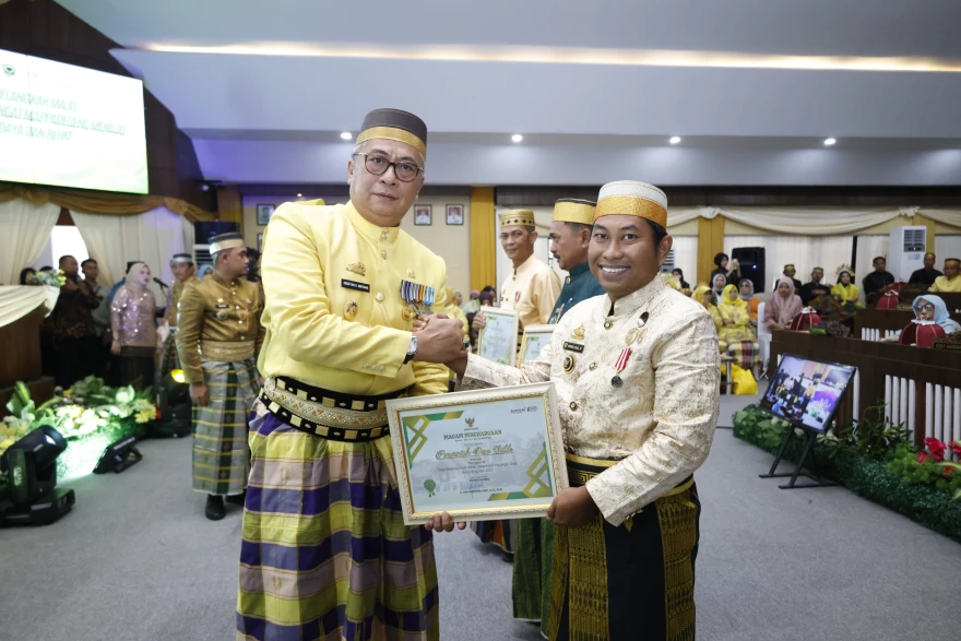 Berkinerja Terbaik III Dalam Pengelolaan Keuangan Desa Tahun 2025, Pemerintah Desa Siddo Mendapatkan Piagam Penghargaan Di HUT Kabupaten Barru Ke 66 Tahun 